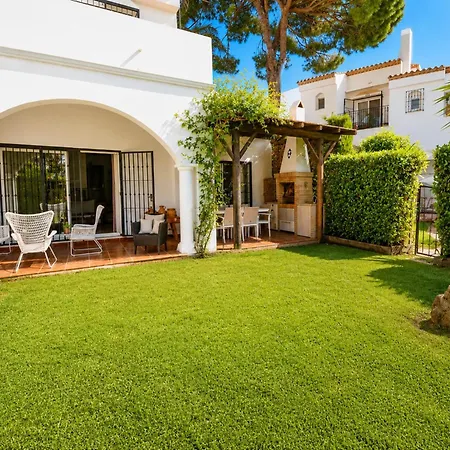 Casa Fernando-a Retreat Between Golf And The Nyaraló Estepona